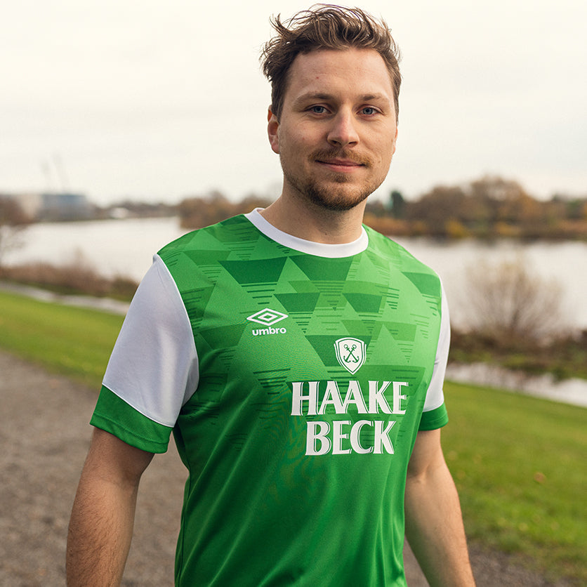 Grünes Umbro x Haake-Beck Trikot.